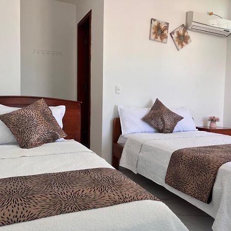 Hostal Carliza プエルトアヨラ エクステリア 写真